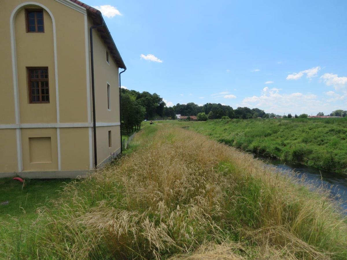 Mill House Apartment And Camping Лютомер Екстер'єр фото